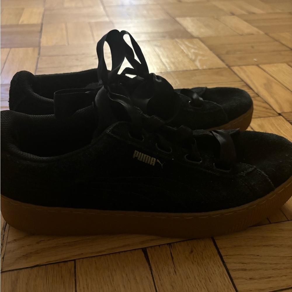 Low top Black Suede Puma Sneakers